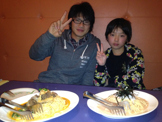 嵐の前の最期の晩餐会。松金 暁と私の息子。