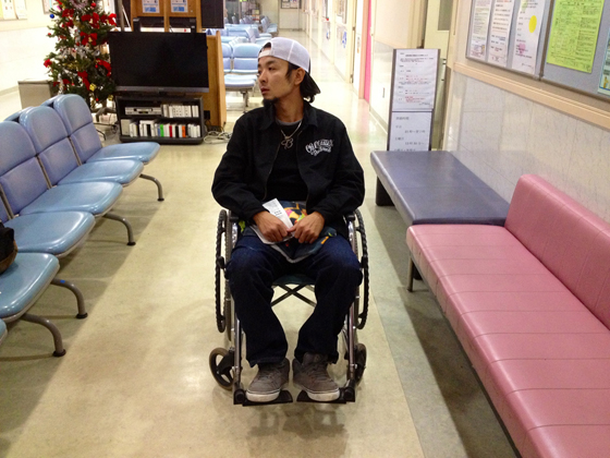 病院内で車椅子に乗るオレは痛みと戦っていた。何としても六本木に向かわねば…。